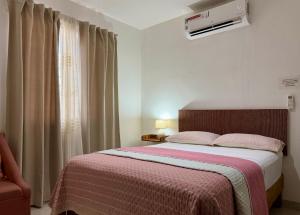 a bedroom with a large bed and a window at Casa Residencial con Alberca Privada & Gimnasio in Ciudad Valles