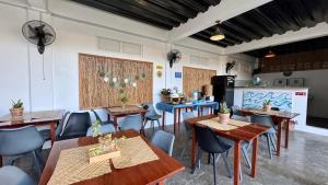 a restaurant with tables and chairs and a kitchen at Onda Resort Pacifico in San Isidro
