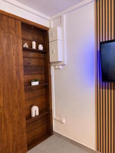 a room with a refrigerator and a tv at Zabitant Lodge Éliane in Vieux-Habitants