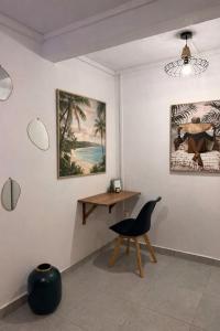 a dining room with a table and a chair at Zabitant Lodge Éliane in Vieux-Habitants
