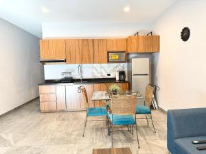 a kitchen and dining room with a table and chairs at Comfort stay Mazatlan in Mazatlán