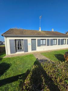 a large white house with a roof at Villa Marie in Graignes