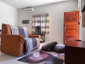 a living room with a couch and a chair at Rancho tareco e mariola in Petrolina