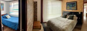 a bedroom with a bed and a bedroom with a window at Casa campestre Hotel Cerro Fuerte in Sopo