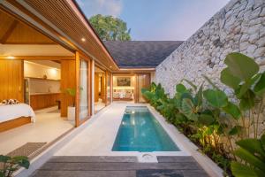 an external view of a villa with a swimming pool at Tropicool Hideaway Villas in Nusa Lembongan