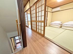 a room with two beds and an open door at 東寺の宿夏 in Kyoto