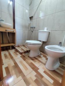 a bathroom with a toilet and a sink at Cabañas Paraje de los Sueños in Uspallata
