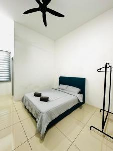 a bedroom with a bed with a ceiling fan at The Luxe Permata by Haffa in Lunas