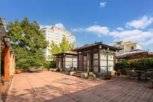 a patio with a gazebo in a city at 都江堰国堰宾馆 in Dujiangyan