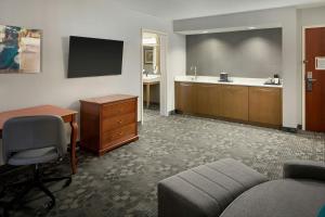 an office room with a desk and a chair and a desk sidx sidx sidx at Courtyard Newark Granville in Newark