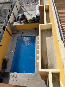 an overhead view of a swimming pool on a building at no está activo in Salinas