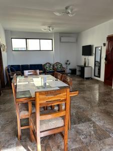 a dining room with a table and chairs at no está activo in Salinas
