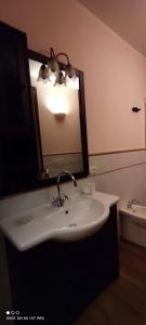 ein Badezimmer mit Waschbecken und Spiegel in der Unterkunft AnimAntica in Lido di Pomposa
