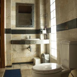 Kylpyhuone majoituspaikassa Baanthep Antique Homestay