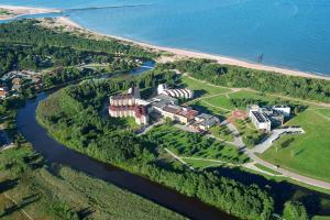 斯文托伊厄纳杰帝卡斯健康与康体中心度假村的河边房屋的鸟瞰图