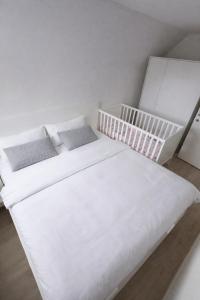 two beds in a room with white walls at Gemütliches Haus für Familien bis zu 7 Personen mit Parkplatz und ruhiger Lage in Selzthal