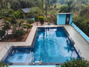 an overhead view of a swimming pool in a resort at Green Leaf in Padinjarathara