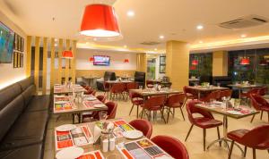 Restaurace v ubytování Red Fox by Lemon Tree Hotels, Tiruchirappalli Trichy