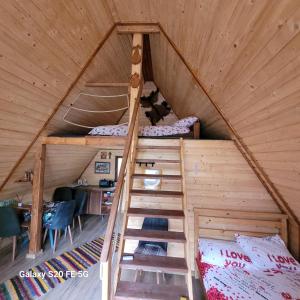 Lliteres en una habitació de Cabanele lui Sem