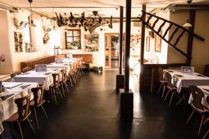 ein Esszimmer mit weißen Tischen und Stühlen in der Unterkunft Bauer Schmidt Weilerbach Bauer`s Budget-Hotel in Weilerbach