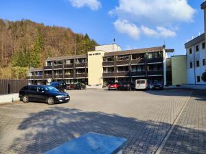 a parking lot with a car parked in front of a building at Ferienwohnung Sonnenhang in Riedenburg