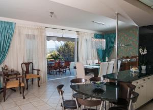 - une cuisine et une salle à manger avec une table et des chaises dans l'établissement Villa Anna with Private Pool, Play area & BBQ, 5km from the Beach, à Astérion
