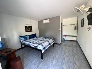 a small bedroom with a bed in a room at Double P in Ban Phlong Sawai