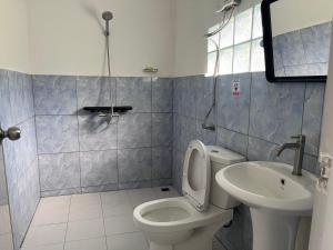 a bathroom with a toilet and a sink at Double P in Ban Phlong Sawai