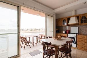 Küche/Küchenzeile in der Unterkunft SeaFront Apartment Marsascala