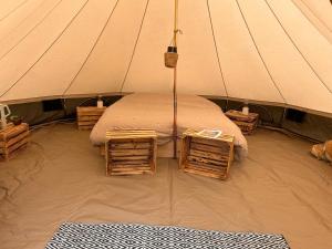 a room with a bed in a tent at Glamping Les Arpents Verts in Yvoir