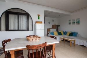 Ein Sitzbereich in der Unterkunft SeaFront Apartment Marsascala
