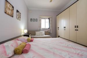 Postel nebo postele na pokoji v ubytování SeaFront Apartment Marsascala
