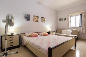 Ein Bett oder Betten in einem Zimmer der Unterkunft SeaFront Apartment Marsascala