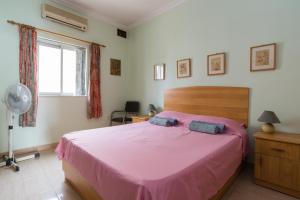 Ein Bett oder Betten in einem Zimmer der Unterkunft SeaFront Apartment Marsascala
