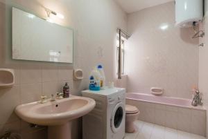 Ein Badezimmer in der Unterkunft SeaFront Apartment Marsascala