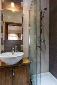 Ein Badezimmer in der Unterkunft SeaFront Apartment Marsascala