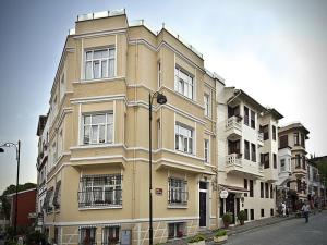 イスタンブールにあるホテル サリ コナックの通路脇の高い黄色の建物