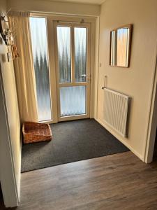 an empty room with a door and a window at Vakantiewoning Meeuw in Hollum