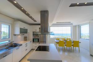 A kitchen or kitchenette at Infinity Villa with Pool, BBQ and Ping-Pong Table, 1km from the beach