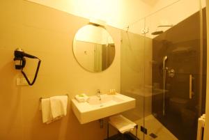 A bathroom at UNAHOTELS Imperial Sport Hotel