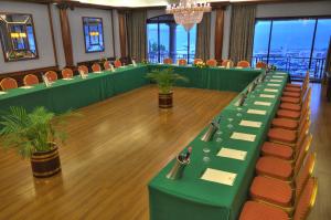 a conference room with a long table and chairs at Grand Hotel Gozo in Għajnsielem