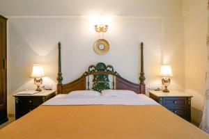 Un pat sau paturi într-o cameră la Lavasa Holiday Home (Lakeview)