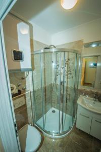 Ένα μπάνιο στο Apartmani Marin +50 φωτογραφίες