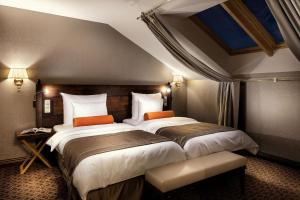 Postel nebo postele na pokoji v ubytování COSMOPOLITAN Hotel Prague