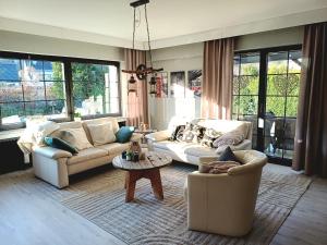 a living room with two couches and a table at ZusammenZeit in Schleiden - inklusive Sauna, Garage, großer Terrasse und 3 Schlafzimmer - ideal für Familien und Freunde - Hunde freundlich in Schleiden
