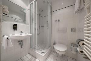 Koupelna v ubytování Hotel Royal + 21 fotografií