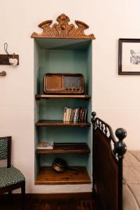 a book shelf with a microwave in a room at Agriturismo Il Gioco Dell'Oca in Barolo