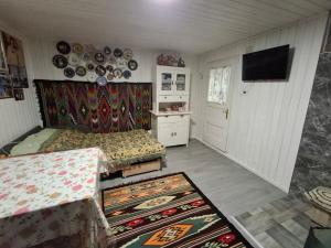 a room with a bed and plates on the wall at Бабусині маєтки in Lazeshchyna