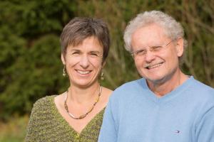 Ein Mann und eine Frau stehen nebeneinander in der Unterkunft Rosenalm Appartment 208 in Scheidegg