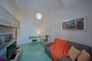 - un salon avec un canapé et une table dans l'établissement Residence Calipso, à Furore